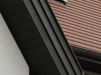 Detail dakoversteek donker hout | © Bert Demasure