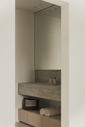 Lavabo in natuursteen  | © Bert Demasure