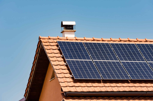 Zonnepanelen geïnstalleerd op hellend dak van een woning