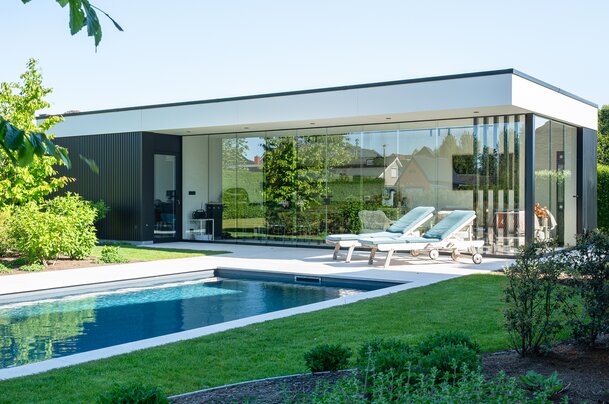 Moderne poolhouse van GC Architecten met glazen gevels en zwembad in groene tuin