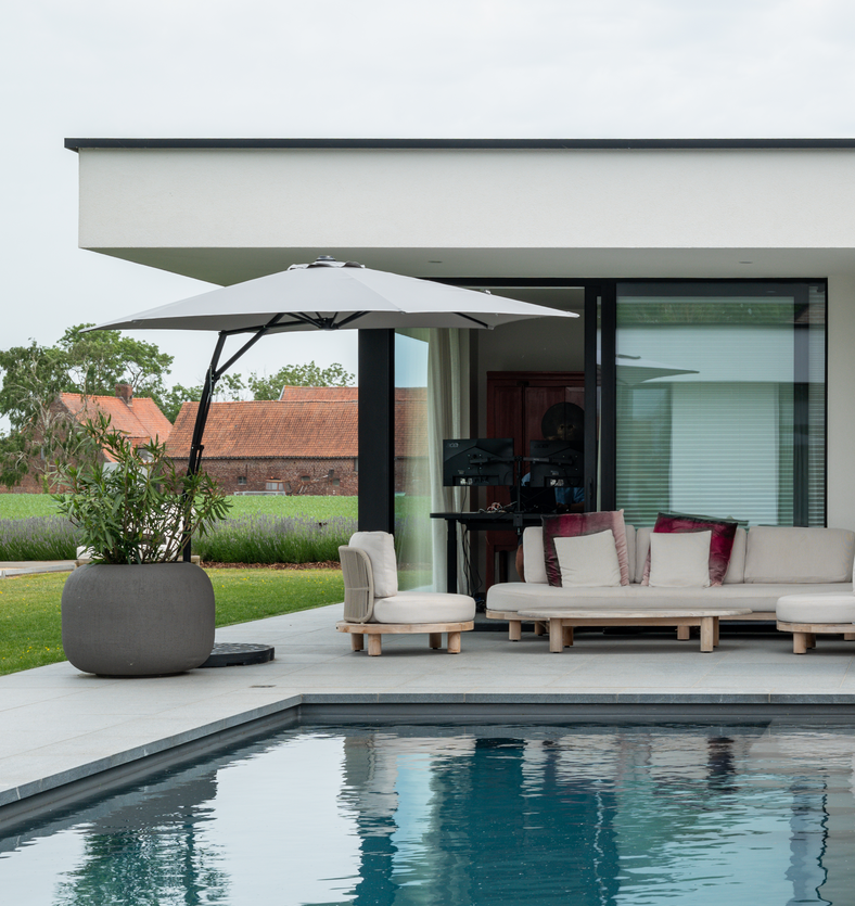 Moderne villa met zwembad, overdekt terras en luxe buitenruimte ontworpen door GC Architecten.