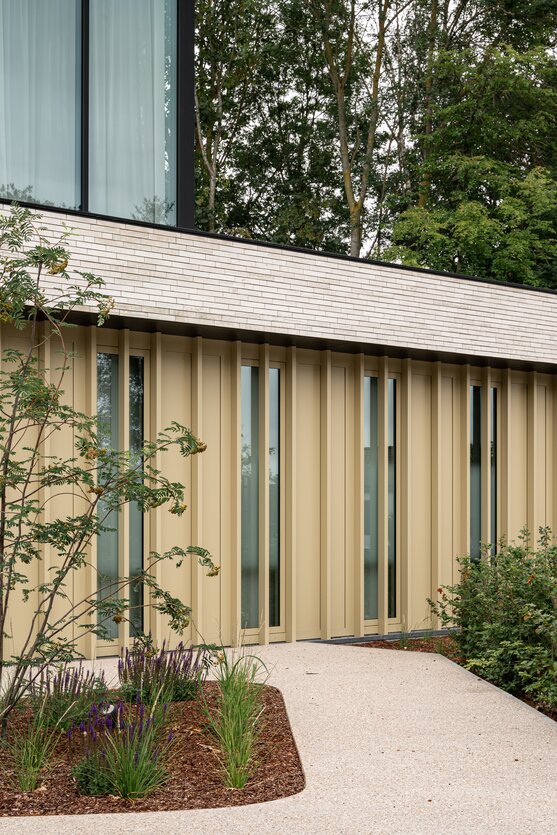Verticale aluminium lamellen zorgen voor zonwering en een herkenbare gevelarchitectuur van het moderne kantoor.